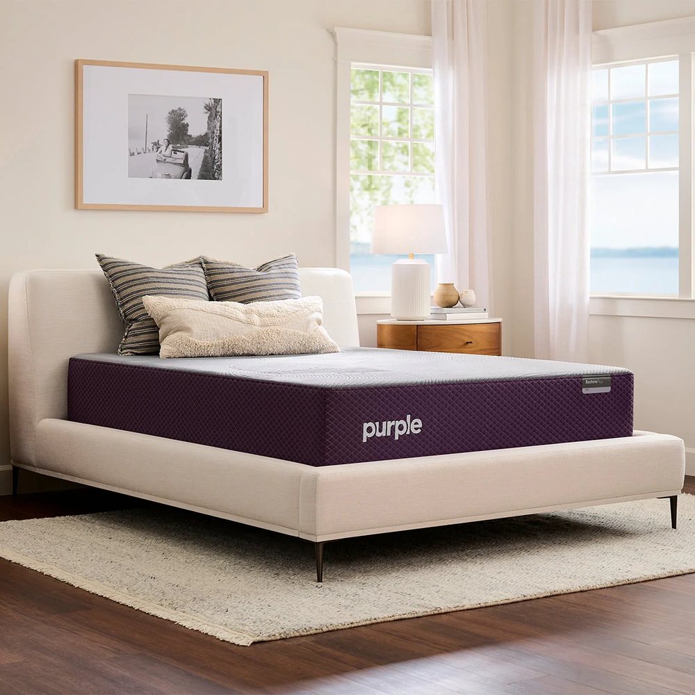 Un colchón Purple RestorePlus en una recámara luminosa