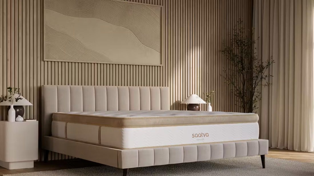 Un colchón Saatva Euro pillow-top en una recámara de tonos neutros