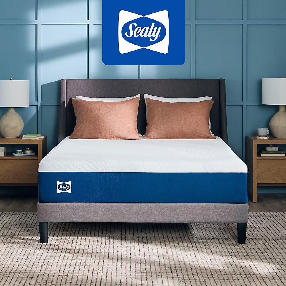 Un colchón Sealy de memory foam en una recámara con paredes azules