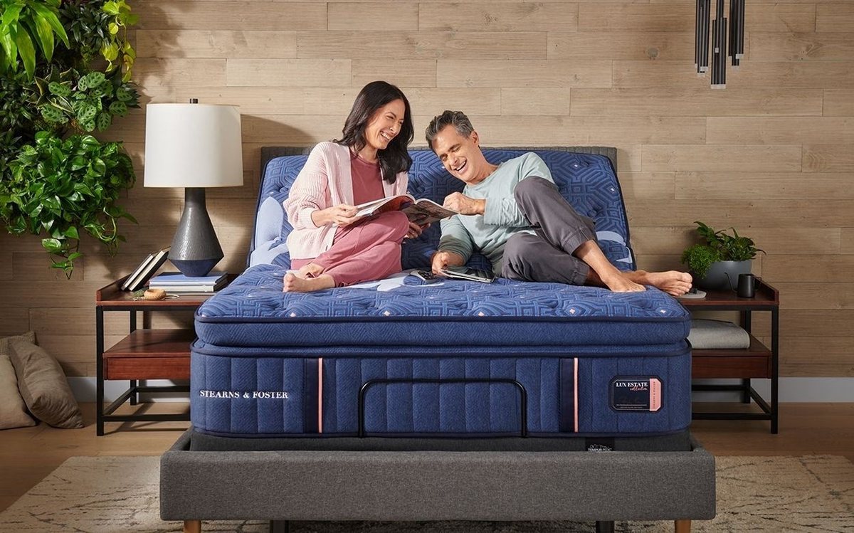 Un colchón pillow-top Stearns & Foster Lux Estate sobre una base ajustable en una recámara